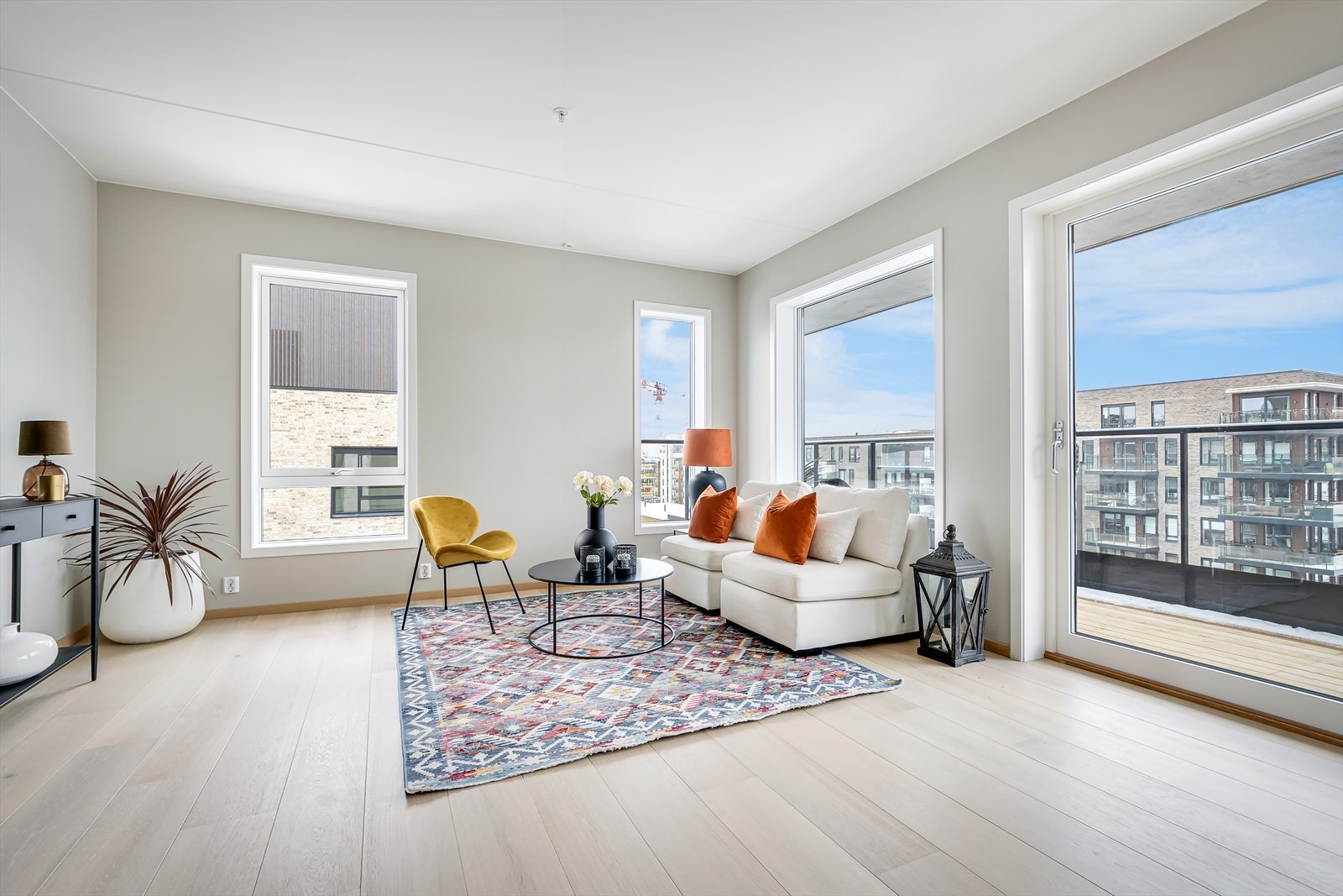 Lys og åpen stue med store vindusflater som gir en luftig atmosfære. Her er det god plass til sofa med tilhørende sofabord og tv-møblement. Galleribilde