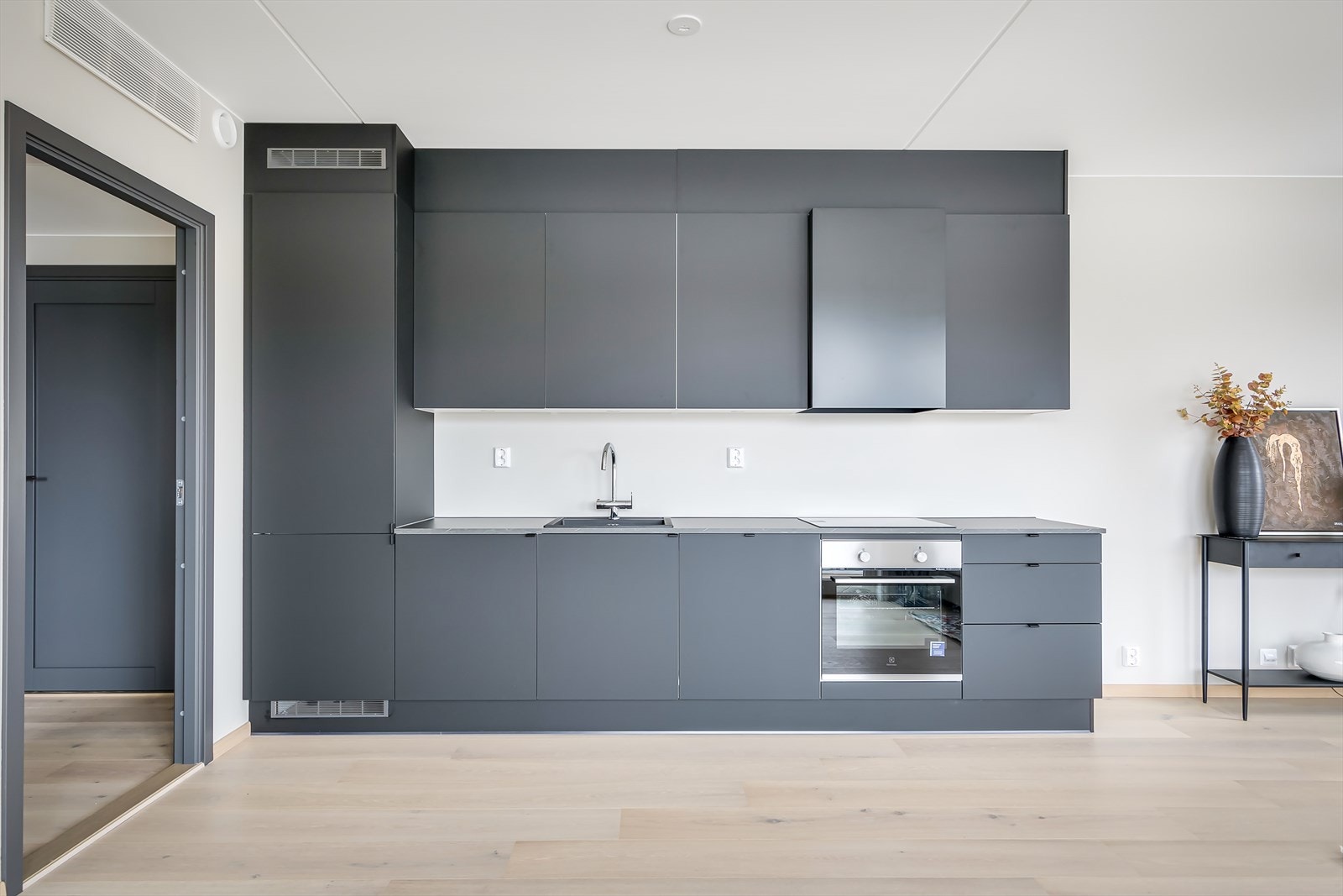 Benkeplate i laminat og nedsenket servant med ett-greps armatur. Galleribilde