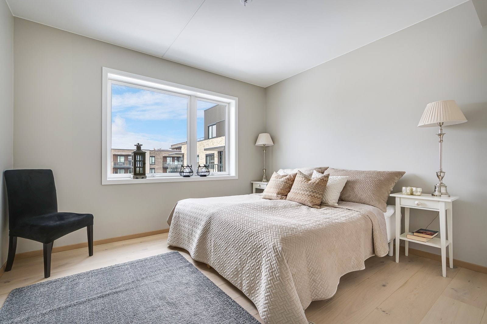 Romslig hovedsoverom med god plass til dobbelseng, nattbord på hver side og garderobe. Galleribilde