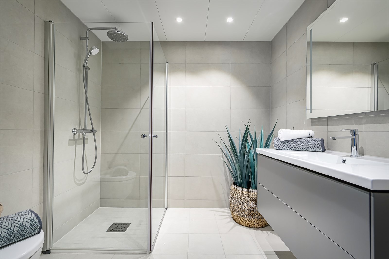 Pent og flislagt bad, beliggende ved entréen. Badet er moderne og har vannbåren varme i gulv. Galleribilde