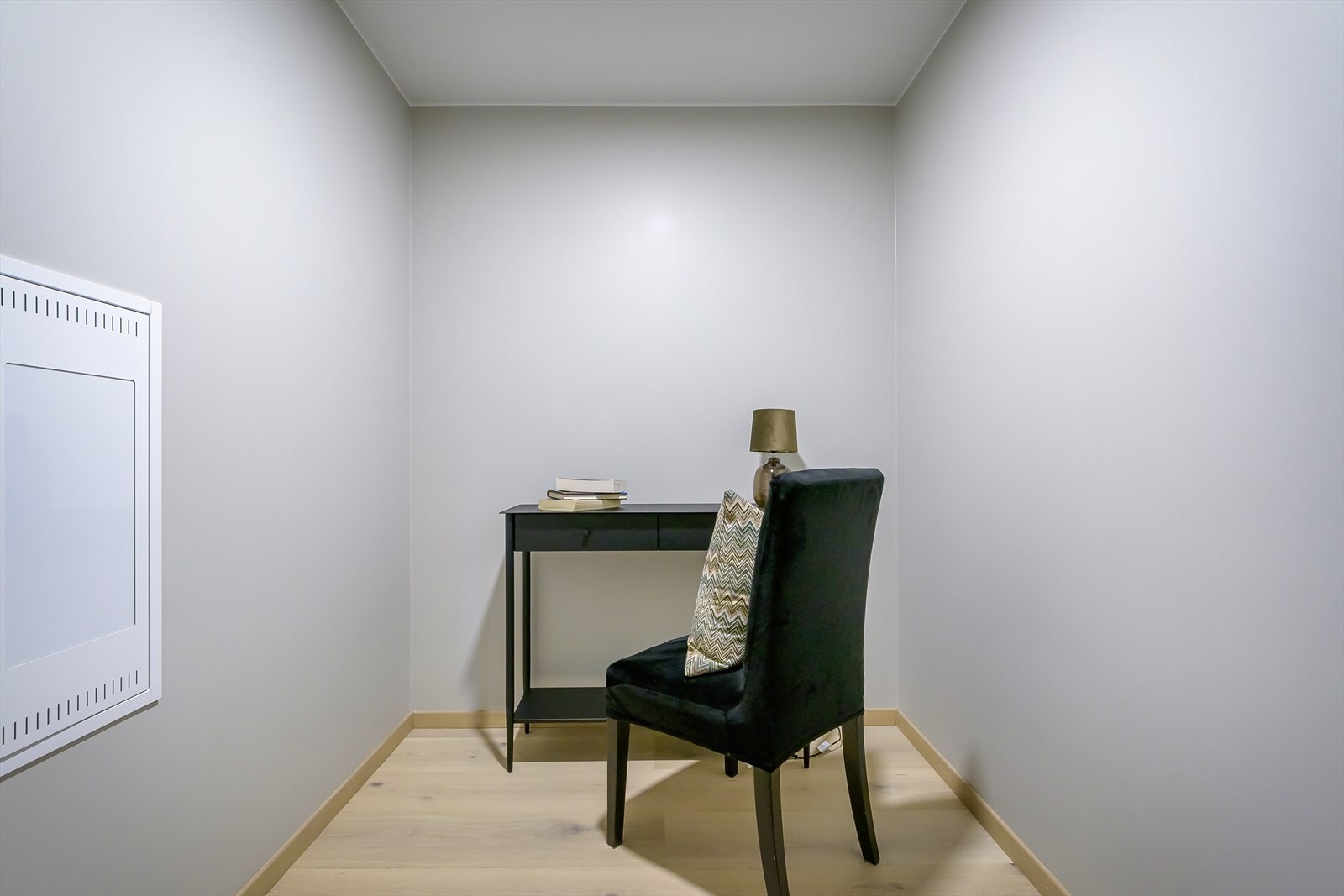 Praktisk bod/kontor i forbindelse med ntréen. I tillegg til oppbevaringsrom, kan boden også brukes som walk-in klesskap eller kontor. Byggemeldt som bod! Galleribilde