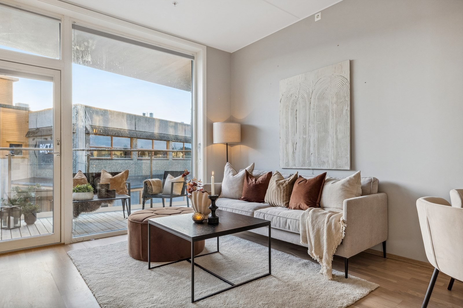 En stor vindusflate fra tak til gulv gir gode lysforhold i stuen. Galleribilde