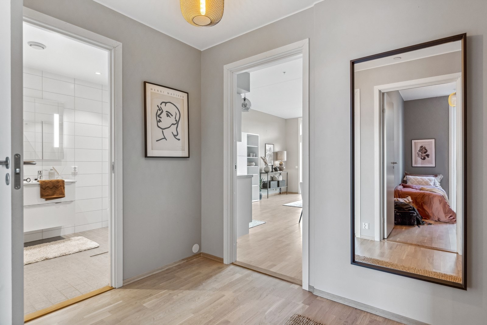 En innbydende entré ønsker velkommen, med dørcallinganlegg og plass til skap eller andre garderobeløsninger. Galleribilde