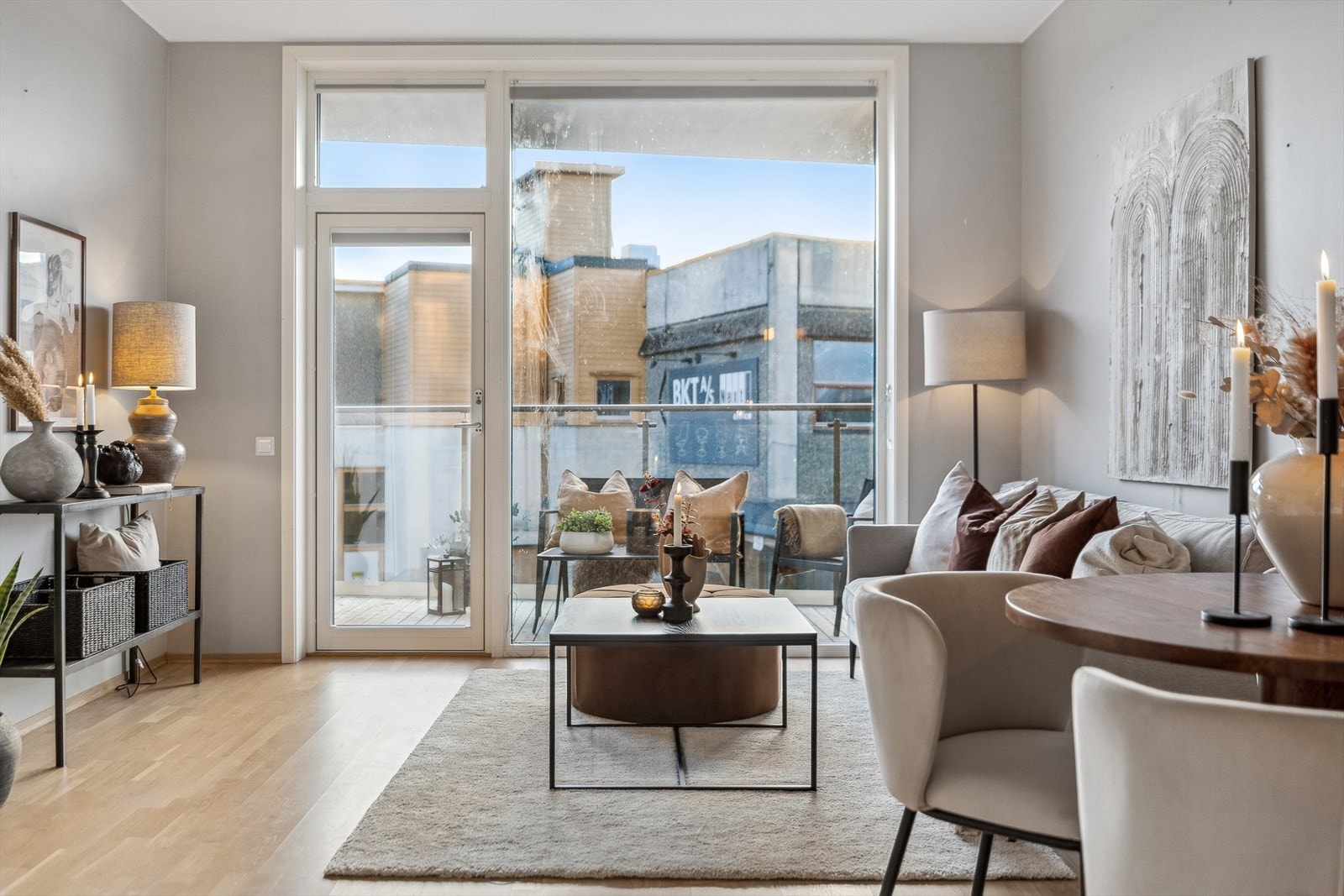 Leiligheten holder en gjennomgående høy standard, der balansert ventilasjon bidrar til et hyggelig inneklima. Galleribilde