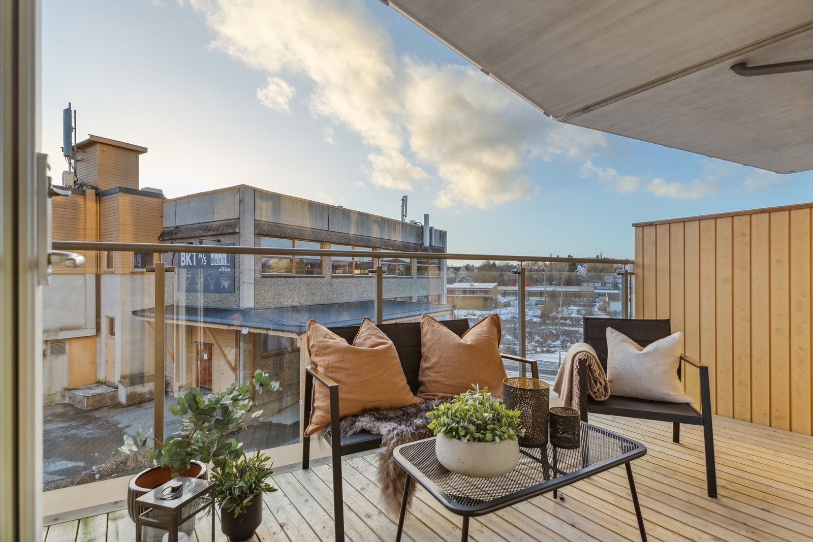 Balkongen innbyr til både stille stunder og lange, sosiale sommerkvelder. Galleribilde