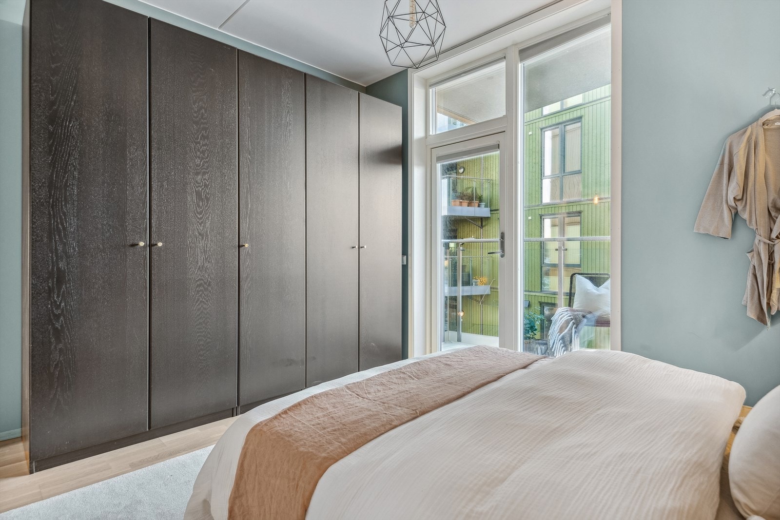 Begge soverommene er innredet med et stort garderobeskap i mørk utførelse. Galleribilde