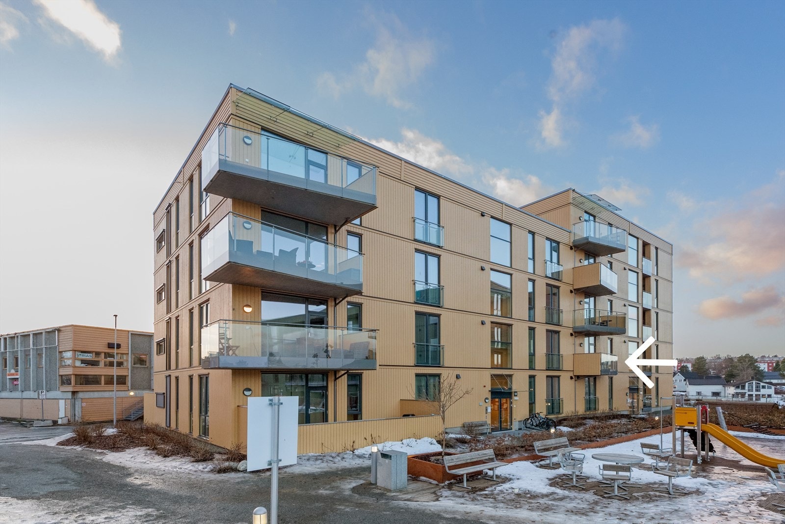 Beliggenheten er sentral og attraktiv, like ved butikker, tog, barneskole og idrettsfasiliteter. I tillegg tar det kun 10 min til Trondheim sentrum. Galleribilde