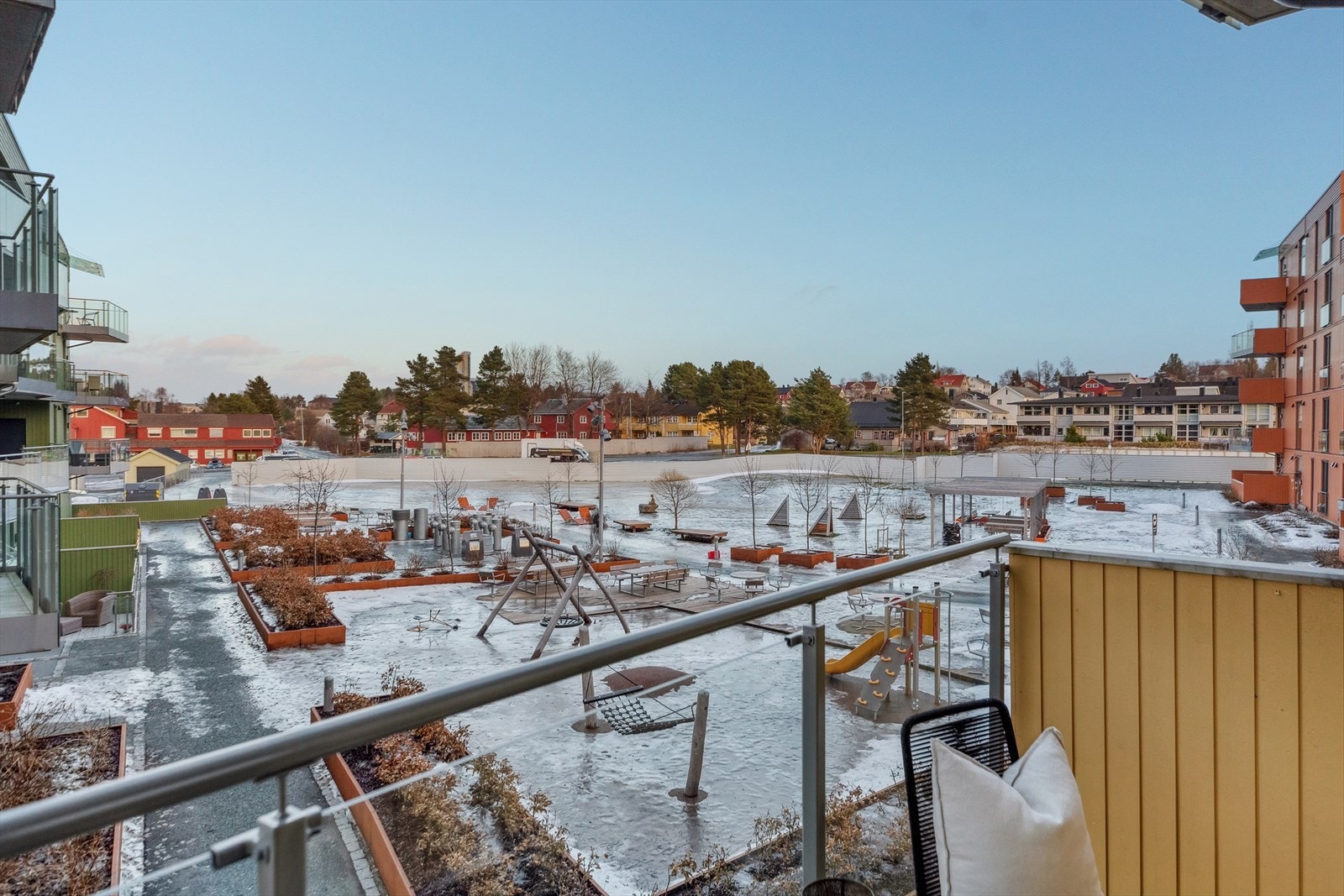 Siden balkongene ligger på hver sin side kan man enkelt flytte seg etter solen. Fellesområdet i sameiet byr på bl.a. flere lekeområder og sittegrupper. Galleribilde