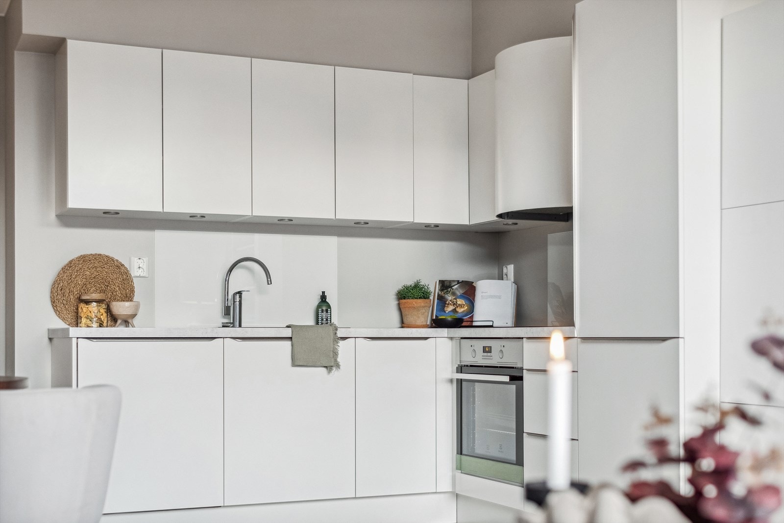 Innredningen er oppført i en funksjonell L-form med god arbeidsflyt og skapplass. Galleribilde