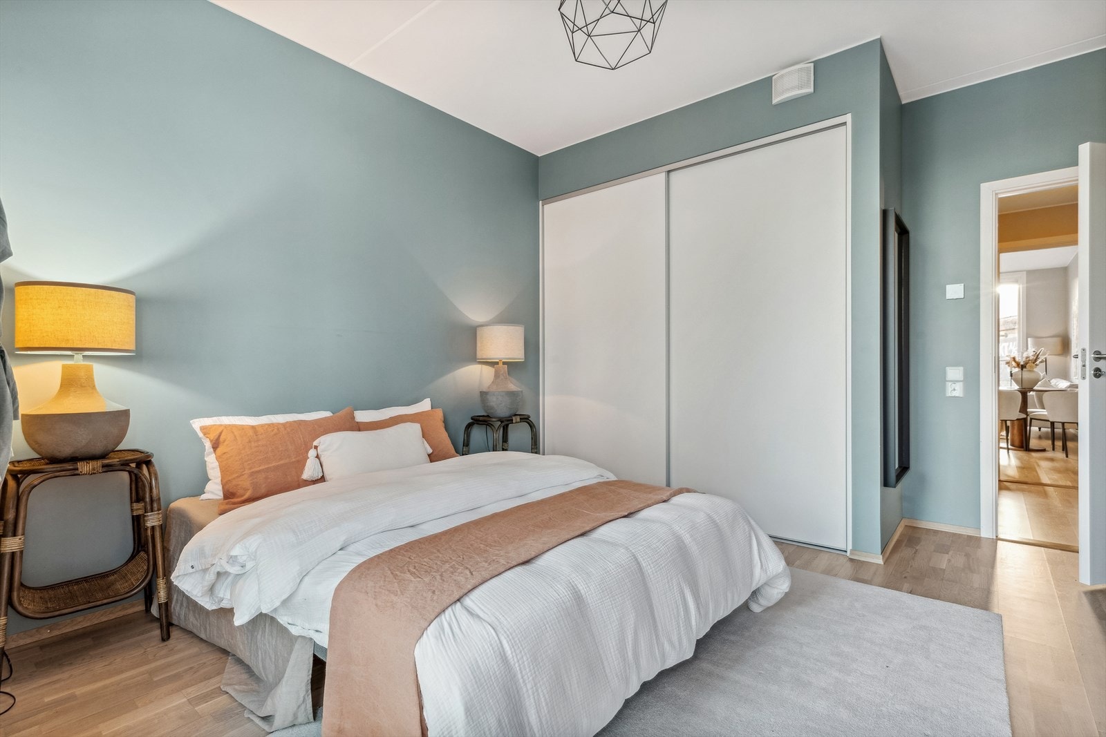 Planløsningen byr på to luftige og smakfulle soverom vegg i vegg, der hovedsoverommet har en stor skyvedørsgarderobe. Galleribilde