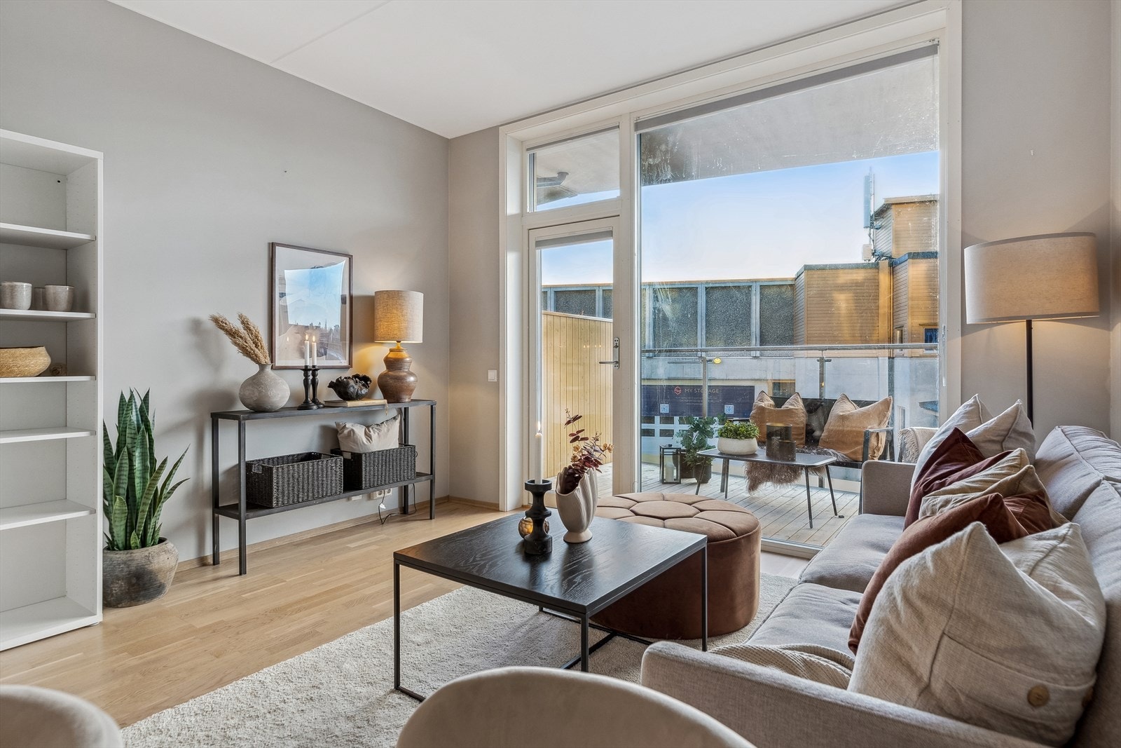 Stuen og kjøkkenet utgjør et åpent allrom. Leilighetens takhøyde er ekstra høy. Galleribilde