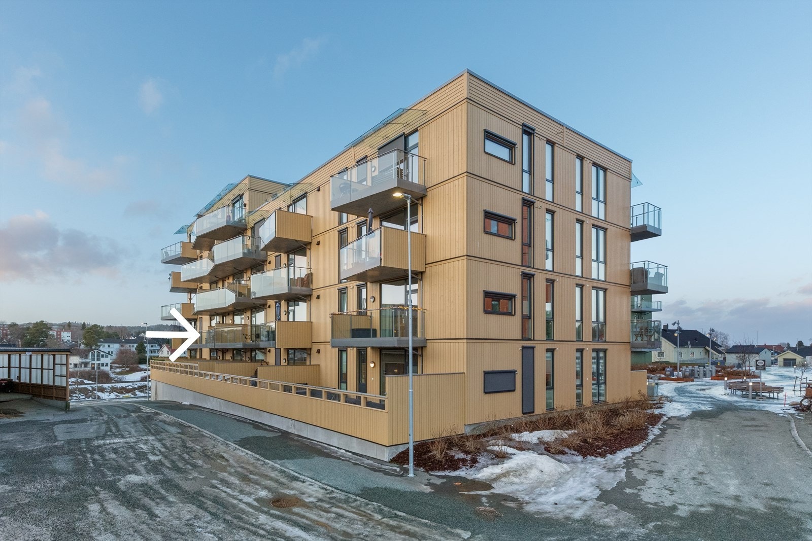 Leiligheten ligger i andre etasje, i et toppmoderne bygg med heis og flott fellesområde. Galleribilde