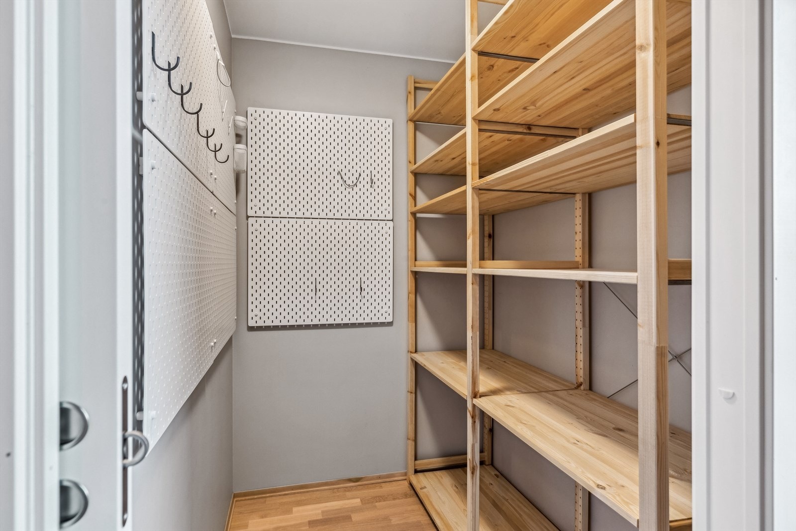 Boden er i dag innredet med hyller og passer utmerket som walk-in closet. Galleribilde