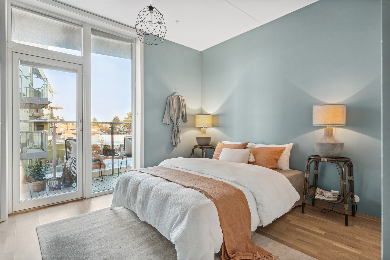 Rommene er malt i duse og tidsriktige farger for en behagelig atmosfære. Galleribilde