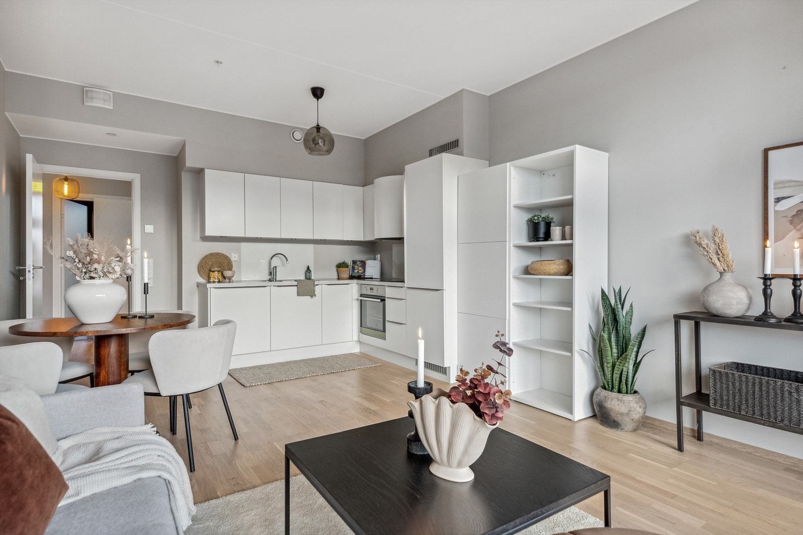 Kjøkkenet har en moderne og lekker innredning fra kvalitetsleverandøren HTH. Galleribilde