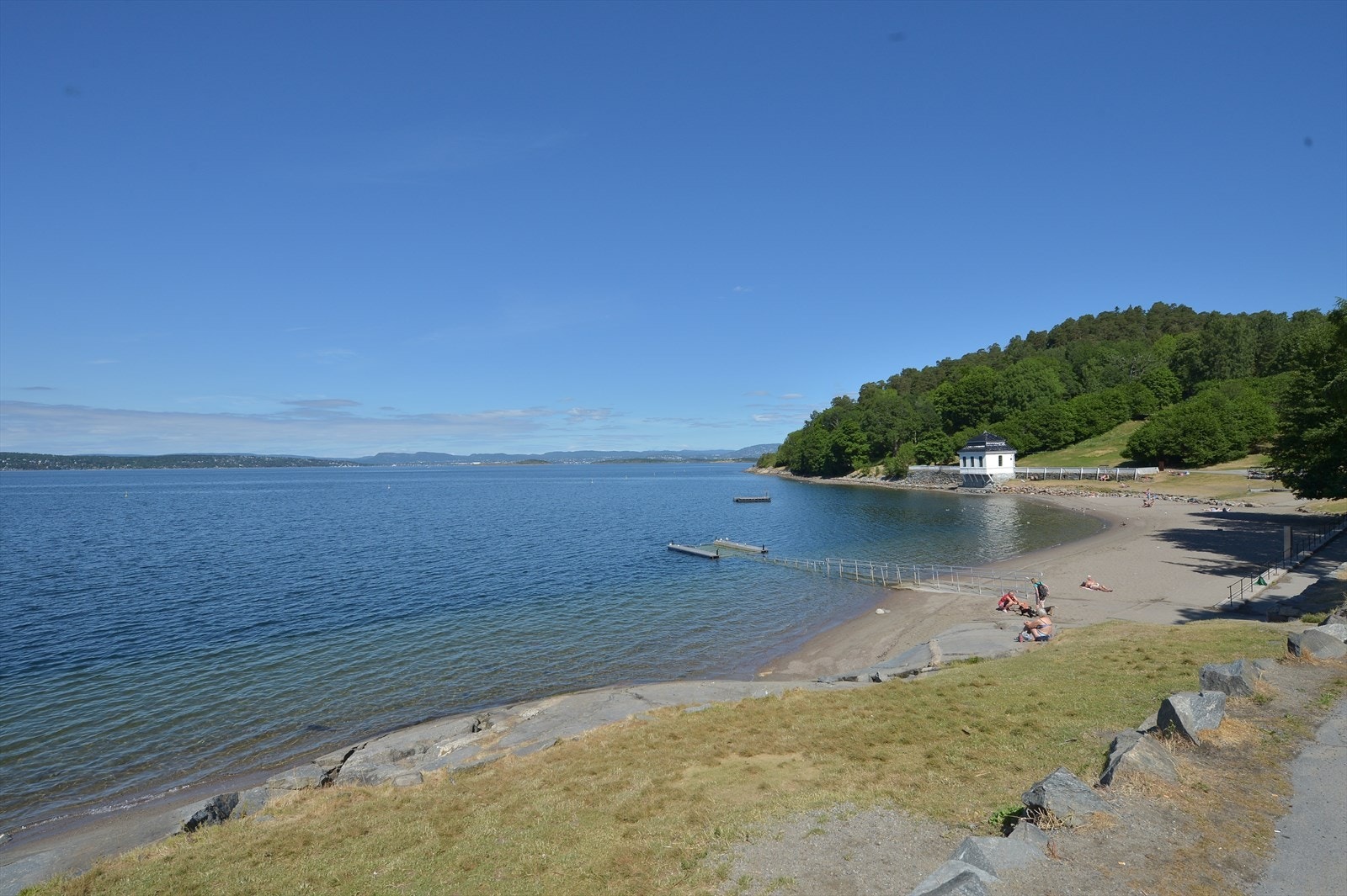 Flott strand i Hvervenbukta bare 10 minutter unna. Galleribilde