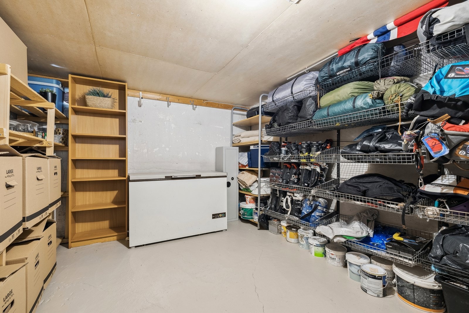 Stor innvendig bod i kjeller. Galleribilde