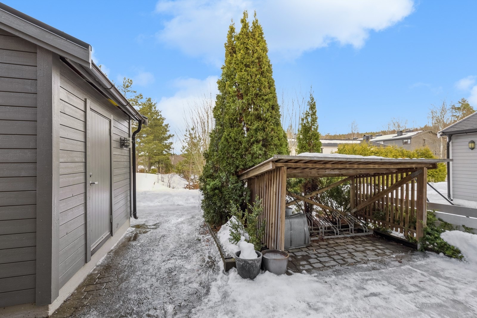 Godt med lagringsplass i bla. utvendig bod, som ligger rett ved inngangsdøren. Plass til fem sykler og barnevogn under tak. Galleribilde