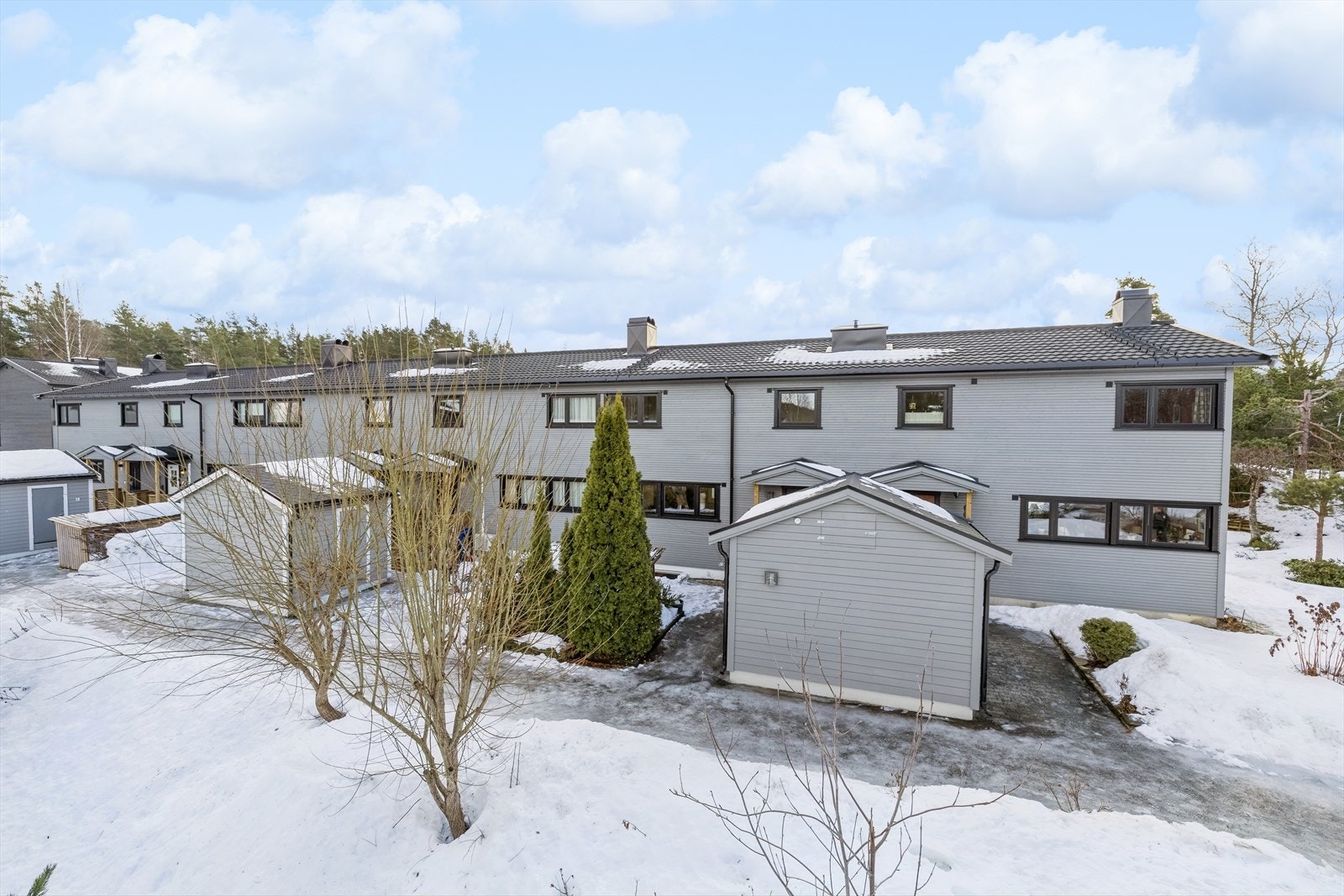 Boligen ligger i et attraktivt, etablert og barnevennlig boligområde på Tårnåsen, like ved skoler og flere barnehager. Galleribilde