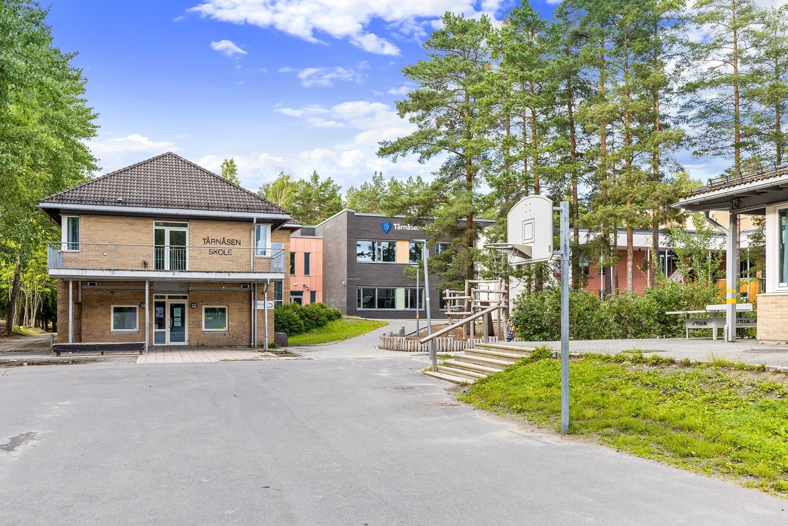 Tårnåsen barneskole i umiddelbar nærhet. Hit kan du gå på intern gang- og sykkelvei. Nybygg fra 2012. Galleribilde