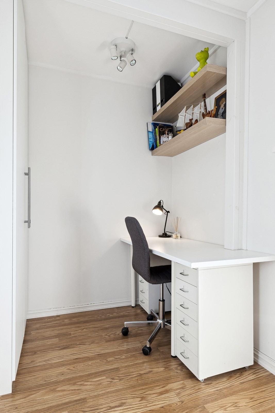 Soverom 4 er romslig og med plass til egen kontorplass. Galleribilde