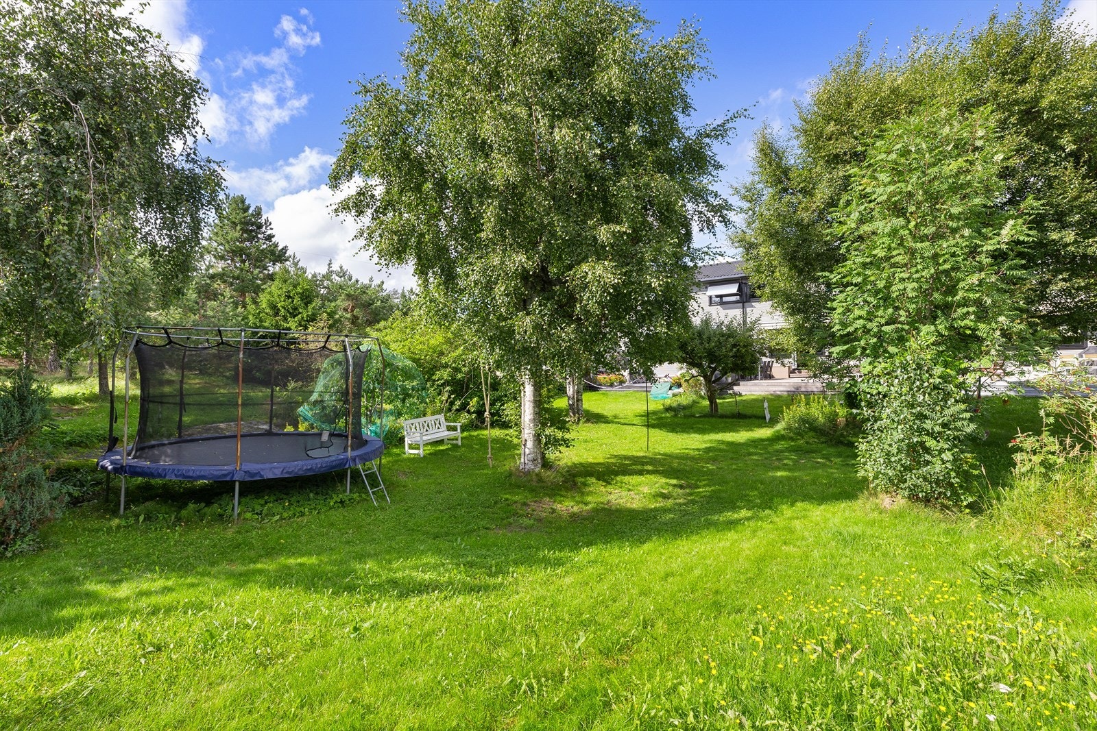 Store uteområder i hagen. Trampoline har vi delt sammen med 8C. Terrassen til 8B til venstre i bakgrunnen. Galleribilde