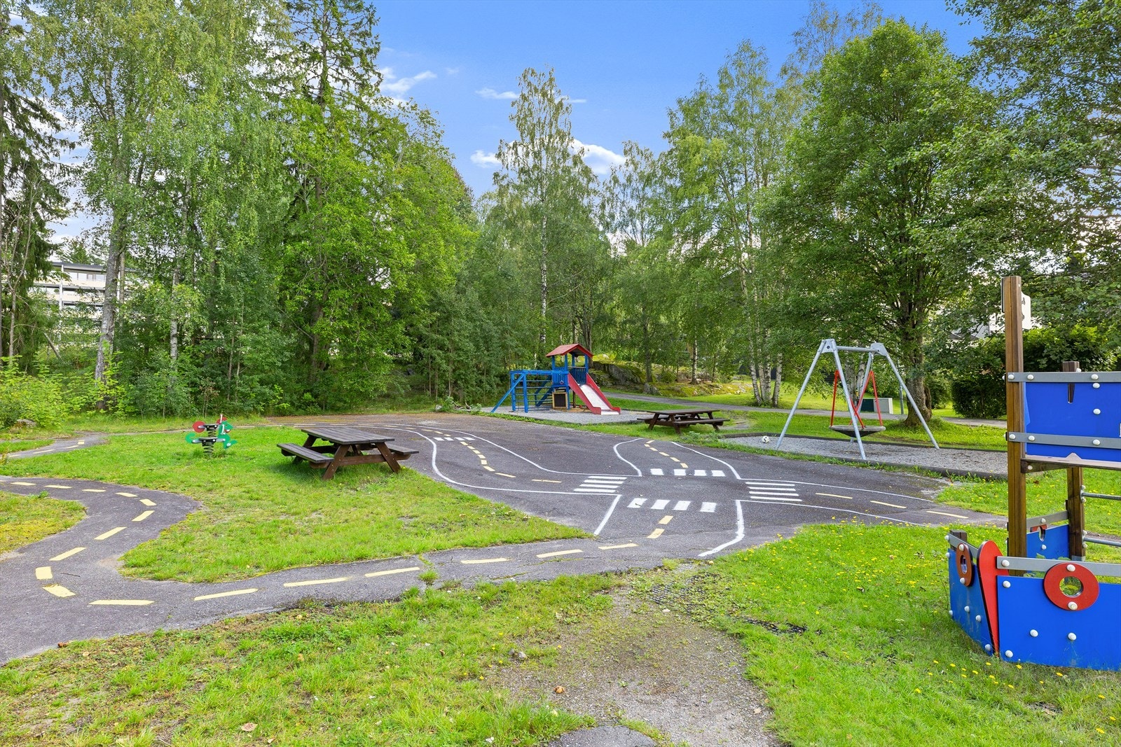 Totalt er det 5 lekeplasser inne på området. Godt vedlikeholdt med betydelige utskifting av lekeapparatene. Galleribilde