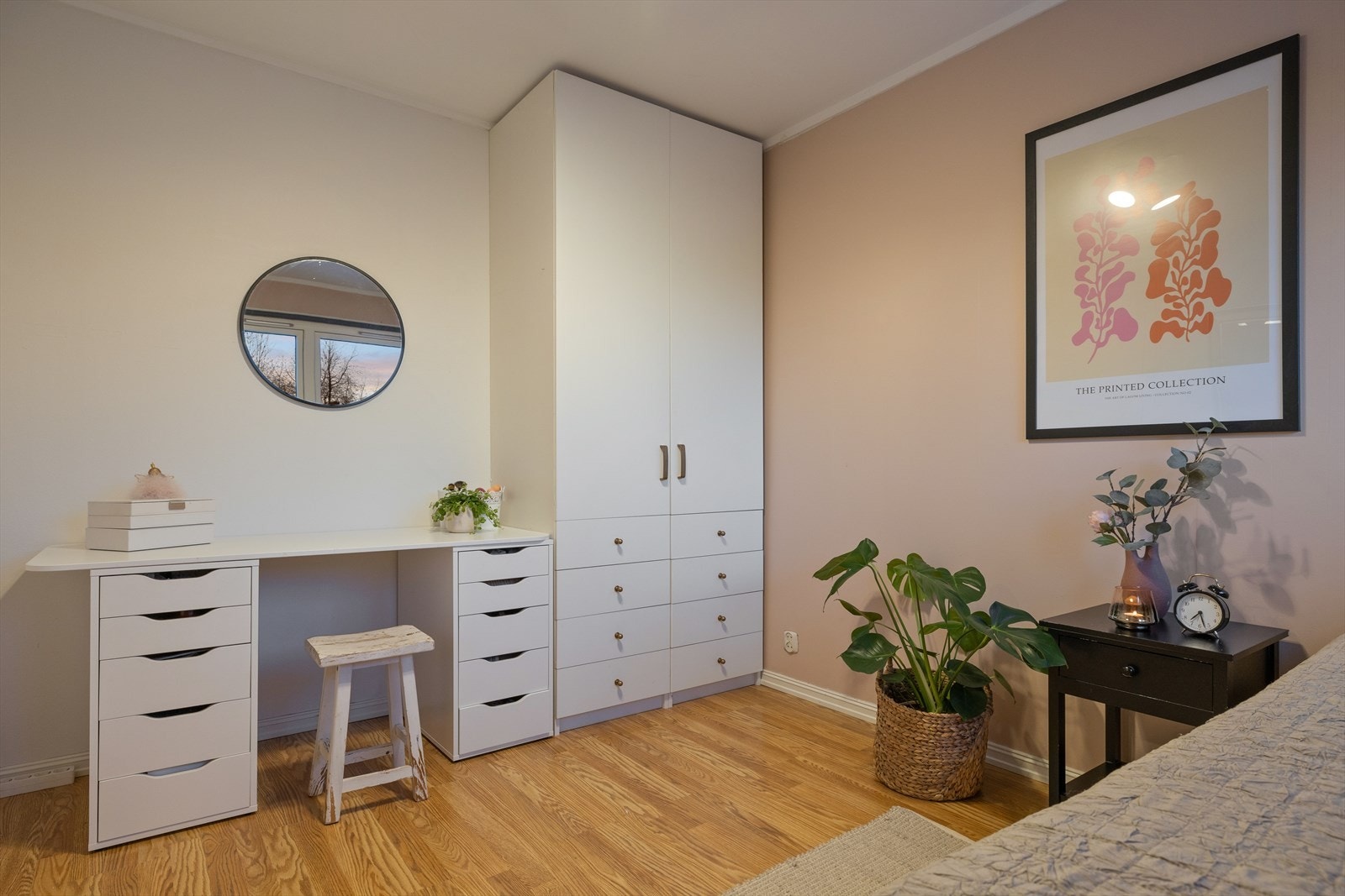 Soverom 3 har god plass til skap og egen kontorpult. Galleribilde