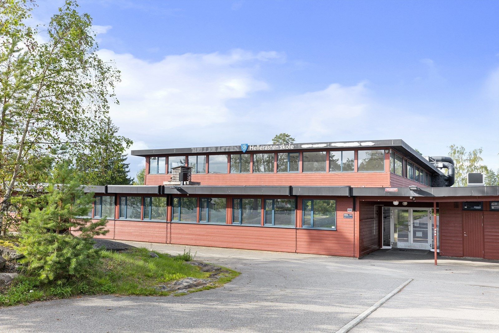 Hellerasten ungdomsskole i umiddelbar nærhet. Hit kan du gå på intern gang- og sykkelvei. Galleribilde