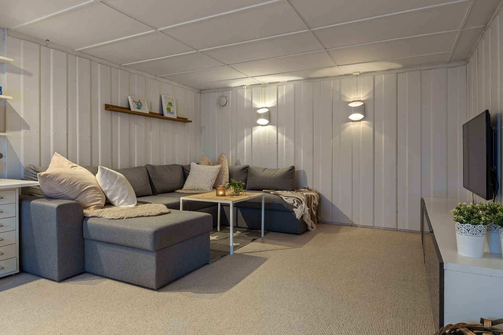 Fin kjellerstue med god plass til sofakrok. Galleribilde