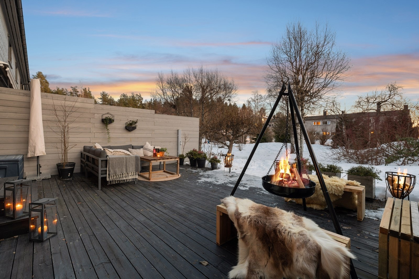 Boligen har en flott terrasse med god plass til både sittegruppe og bålpanne. Galleribilde