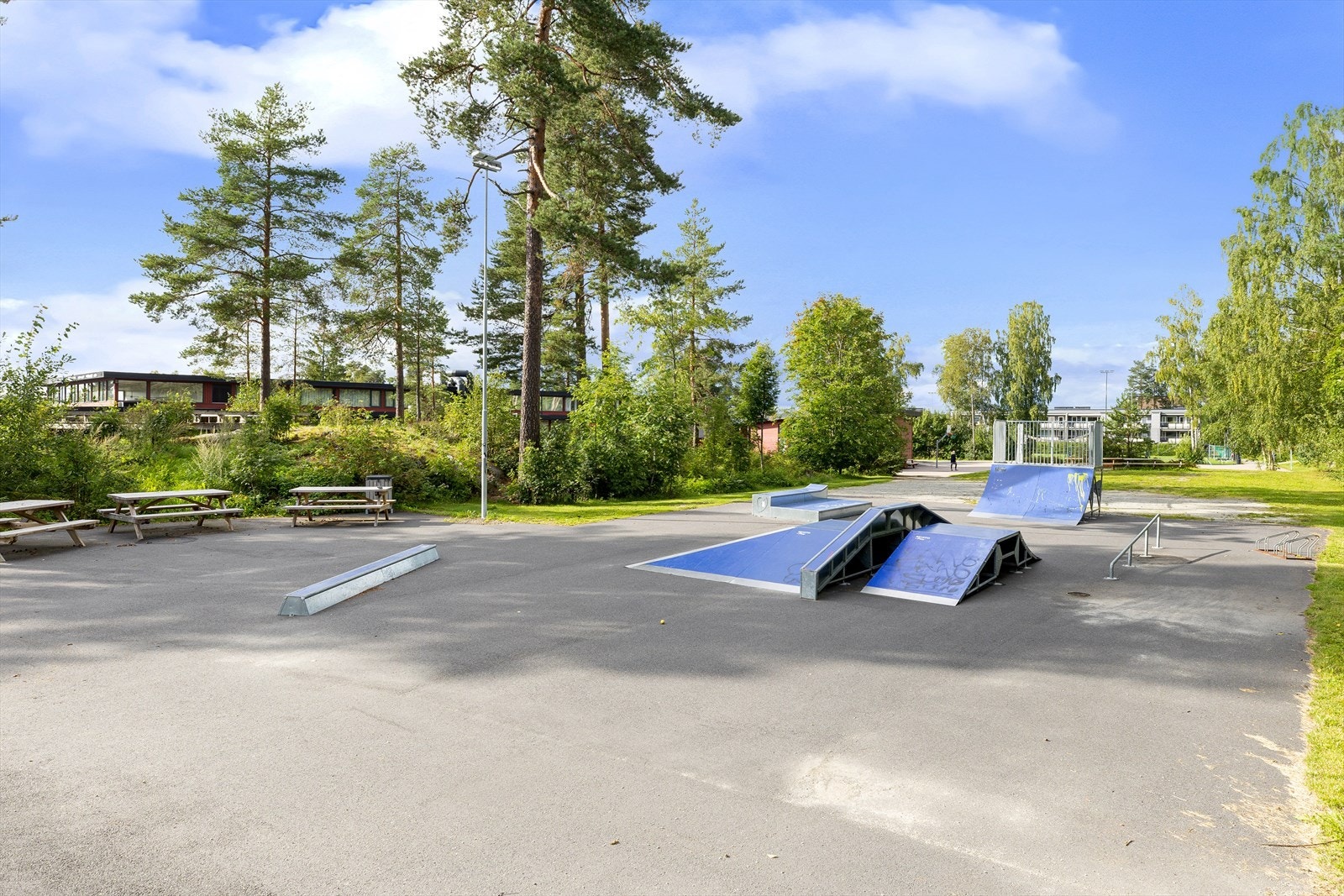 Skatepark på Hellerasten skole i umiddelbar nærhet. På kolbotn er det en stor utendørs skatepark; Pyramiden Galleribilde