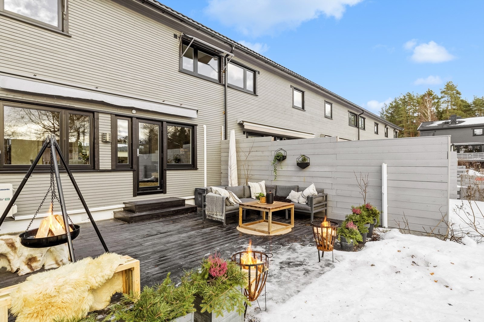 Boligen har en flott terrasse med god plass til både sittegruppe og bålpanne. Galleribilde