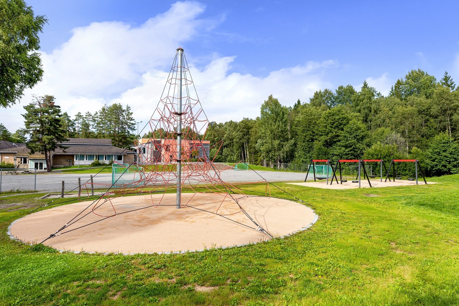 Lekeområde på Tårnåsen skole med grusbane. Galleribilde