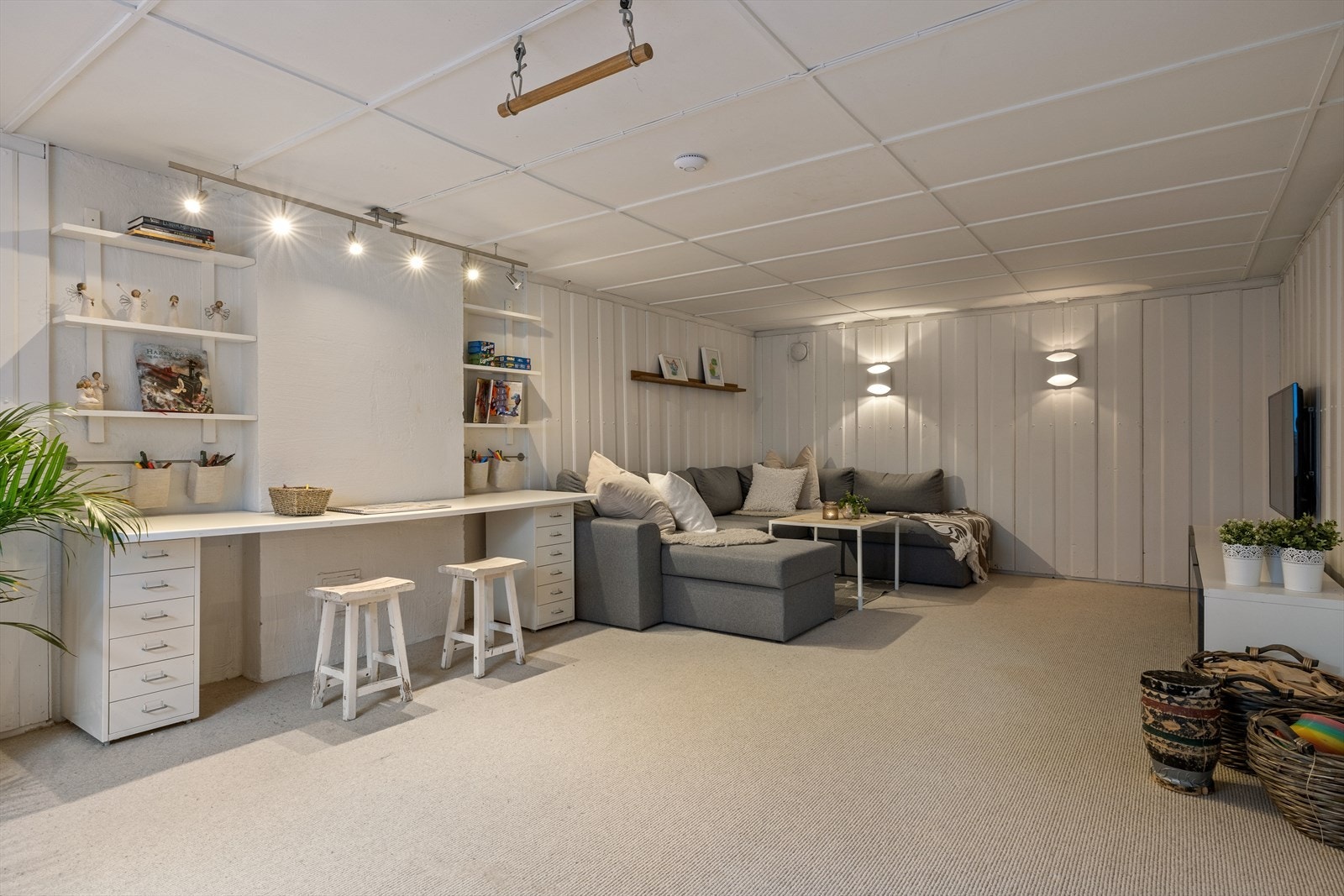 Romslig kjellerstue er praktisk da ungdommen trenger sin egen space når de har besøk. Galleribilde