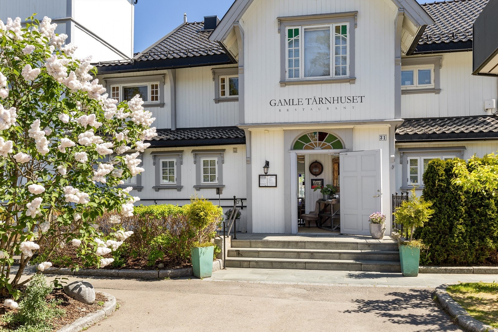 Gamle Tårnhuset restaurant midt i Kolbotn sentrum. Galleribilde