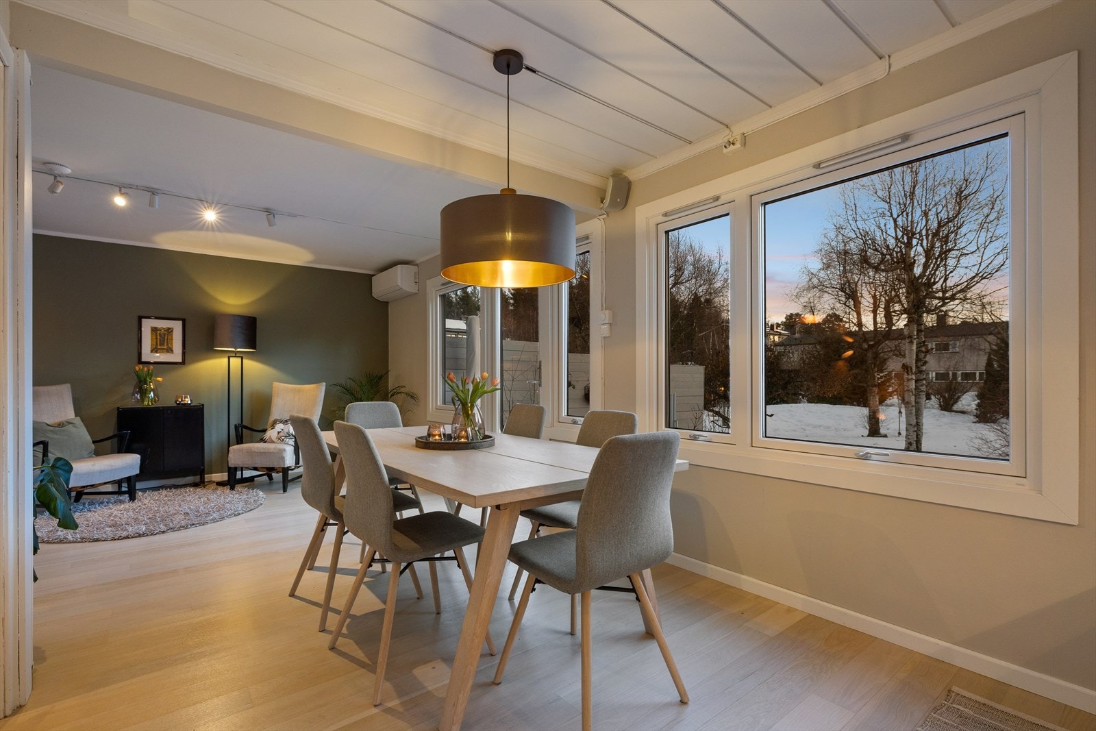 De store vindusflatene gjør at du kan nyte vakre solnedganger fra stuen og kjøkkenet. Galleribilde