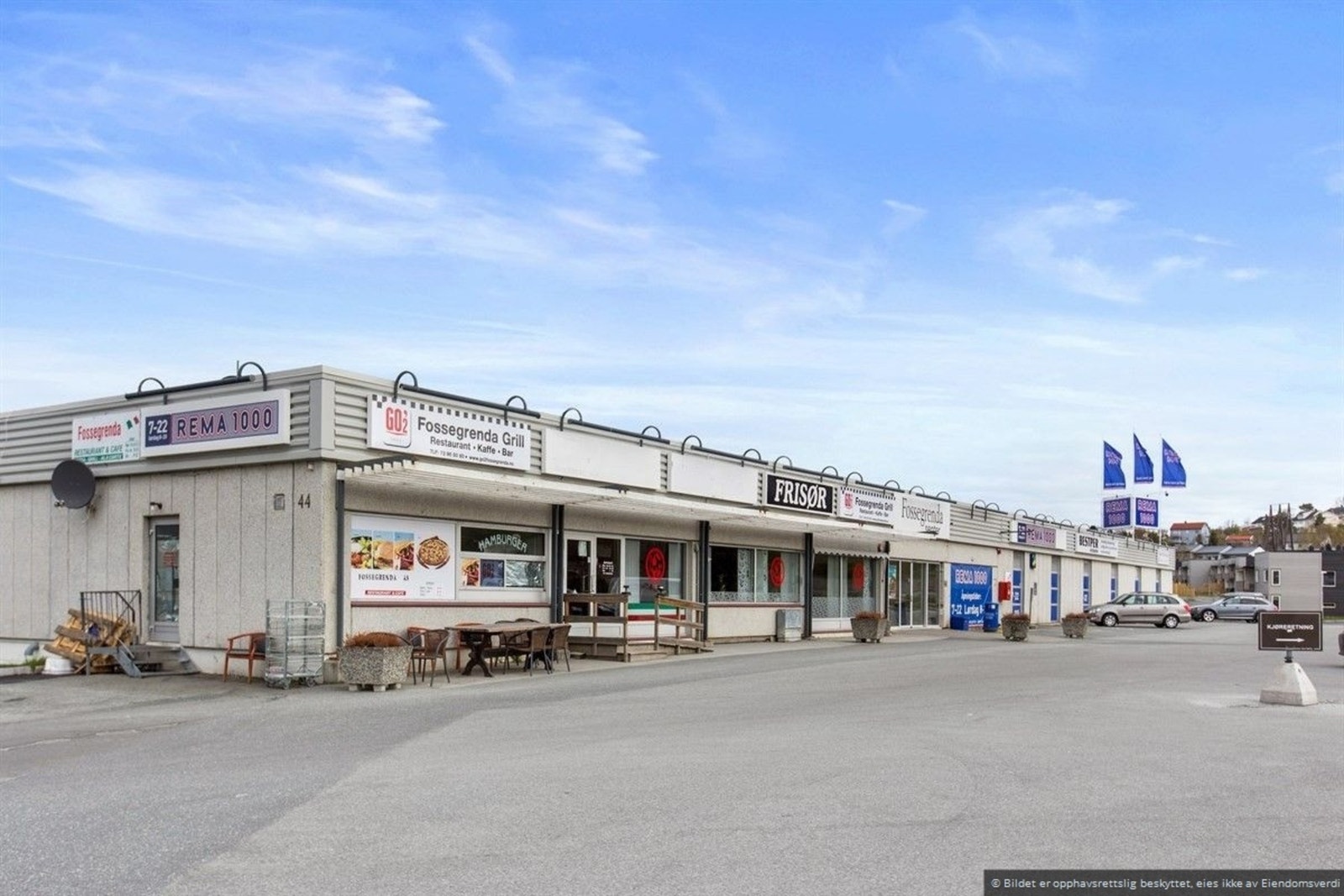 Kort vei til Fossegrenda Senter med bl.a Rema 1000, frisør etc Galleribilde