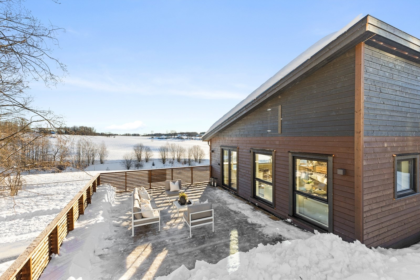 Det er god plass til møblering, grillplass med mer. Galleribilde