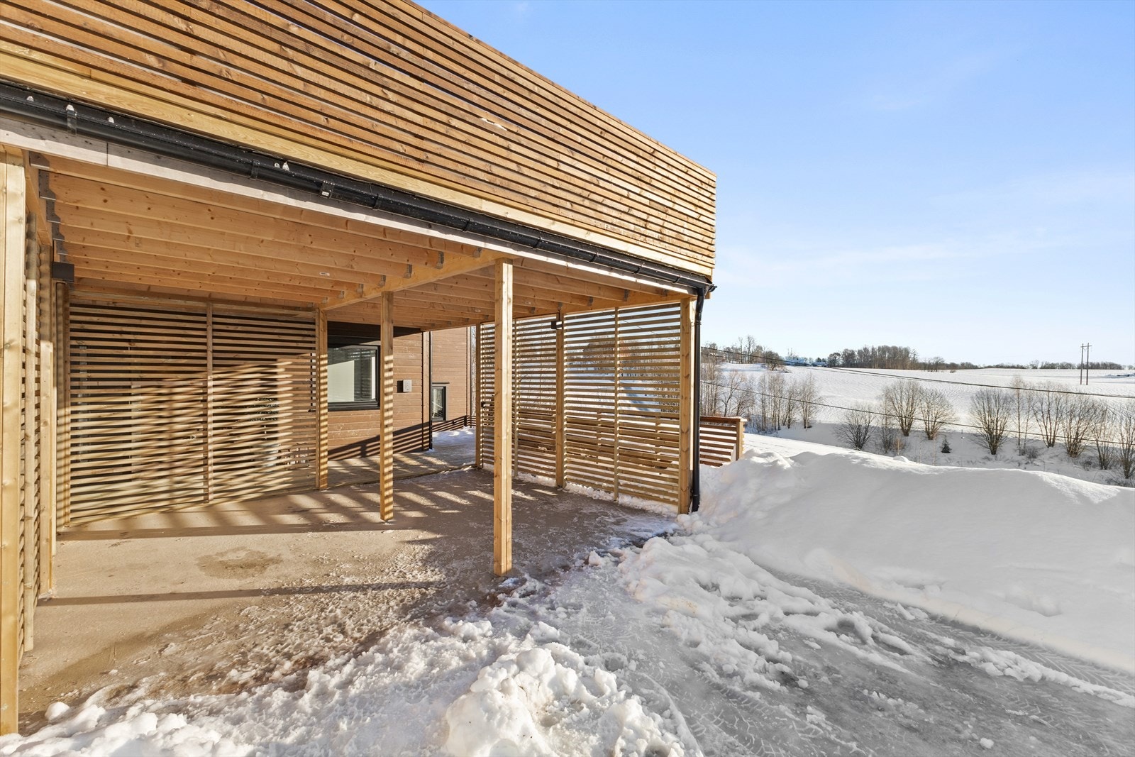 Spilevegg mot nabo. Galleribilde