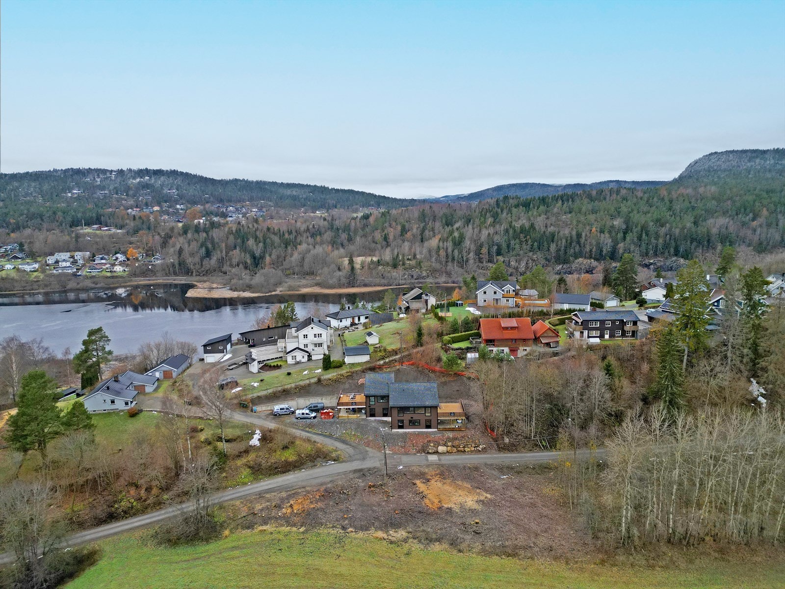 Eiendommen har en flott beliggenhet med nærhet til topp moderne Heggedal barneskole og flere barnehager, butikker, servicetilbud, fritidsaktiviteter, samt buss og Heggedal togstasjon Galleribilde