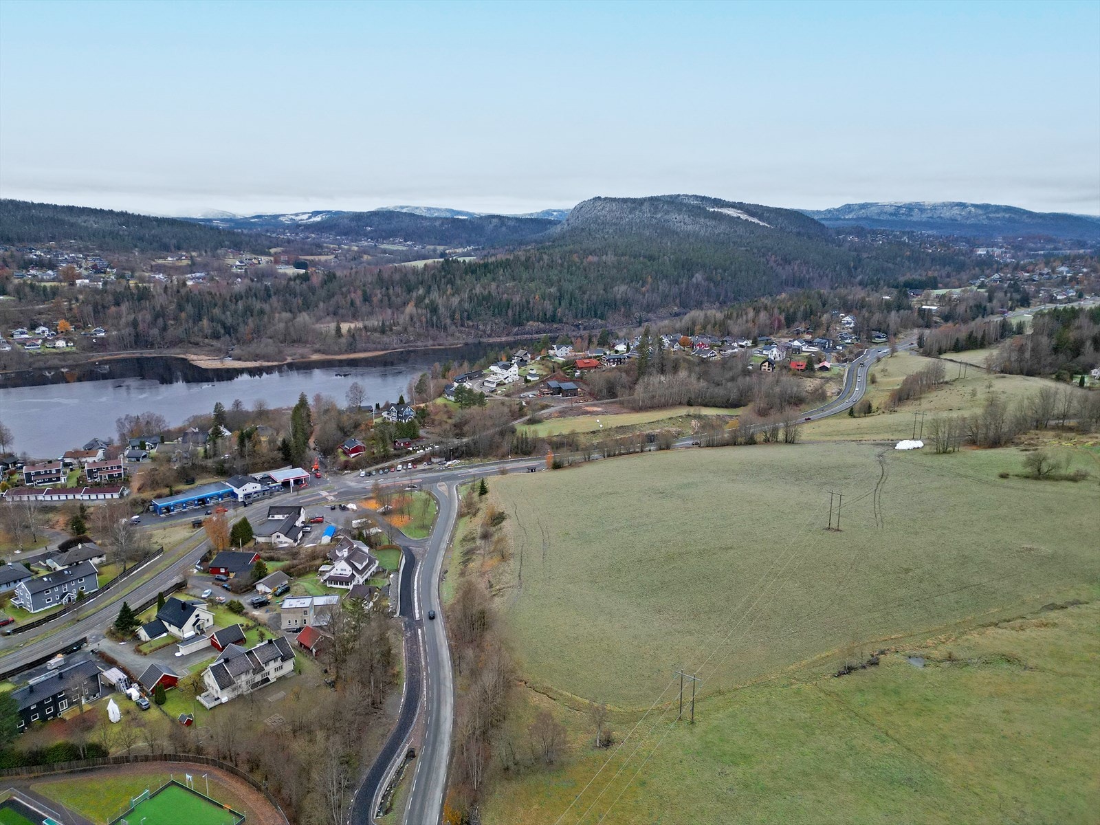 Landlige omgivelser, men kort vei til det meste man trenger i hverdagen Galleribilde