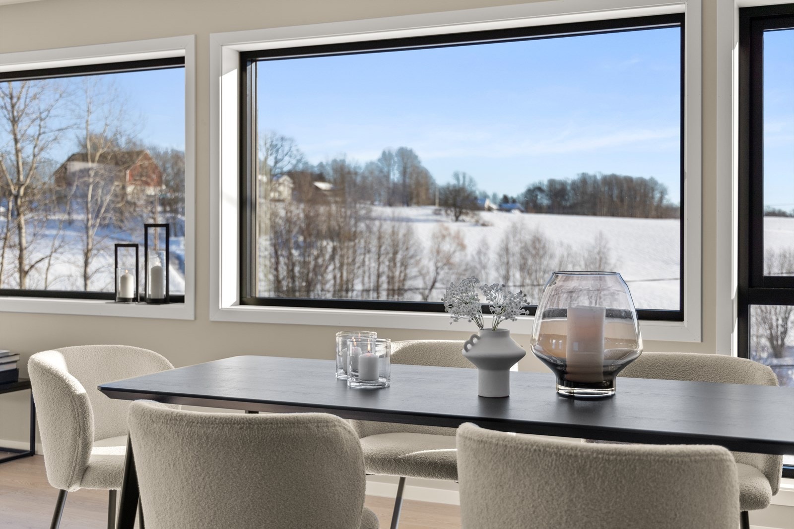 Vakker utsikt mot jordene rundt Gui. Galleribilde