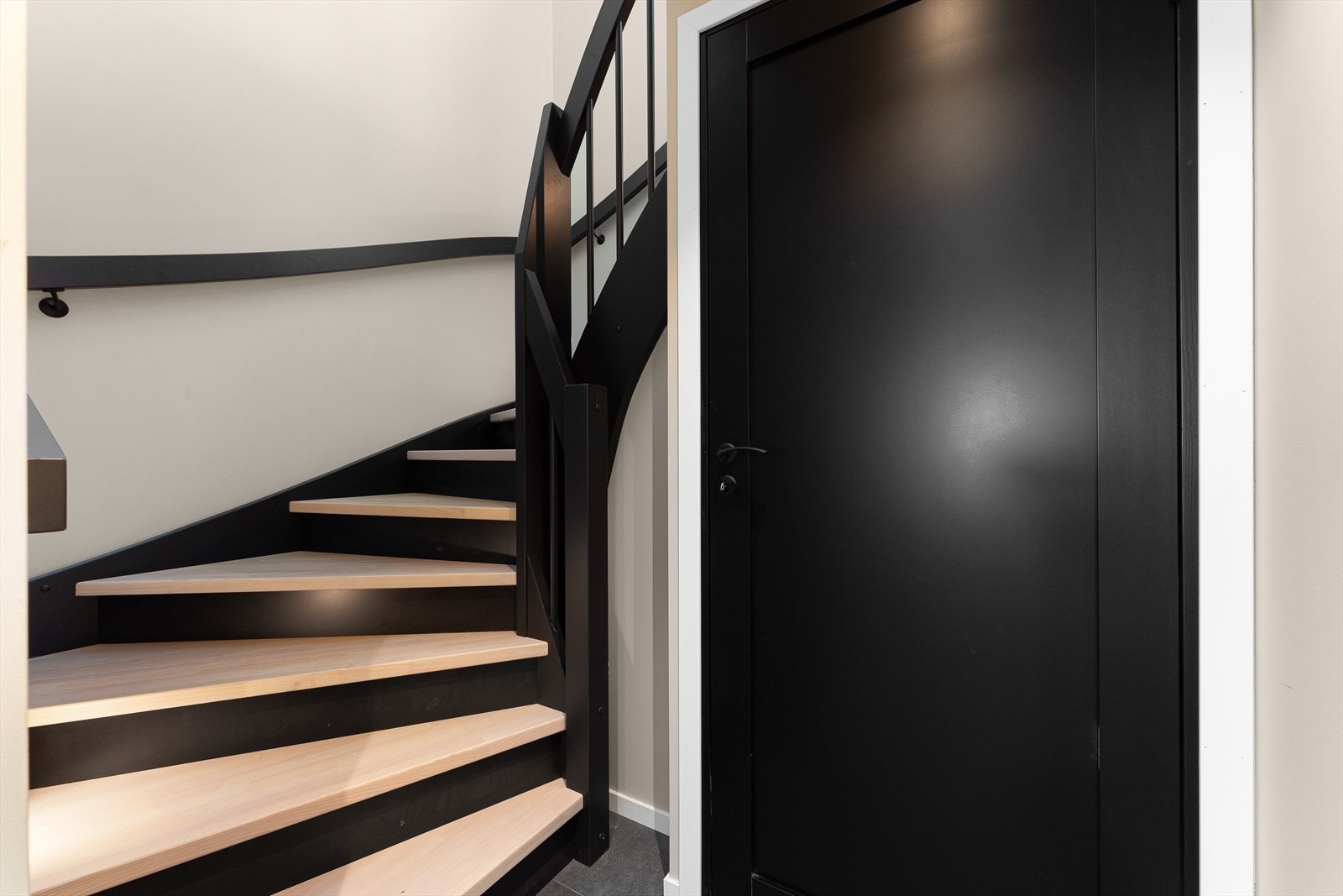 Sort trapp med eiketrinn - beiset fra Engan Trappesnekkeri. Galleribilde
