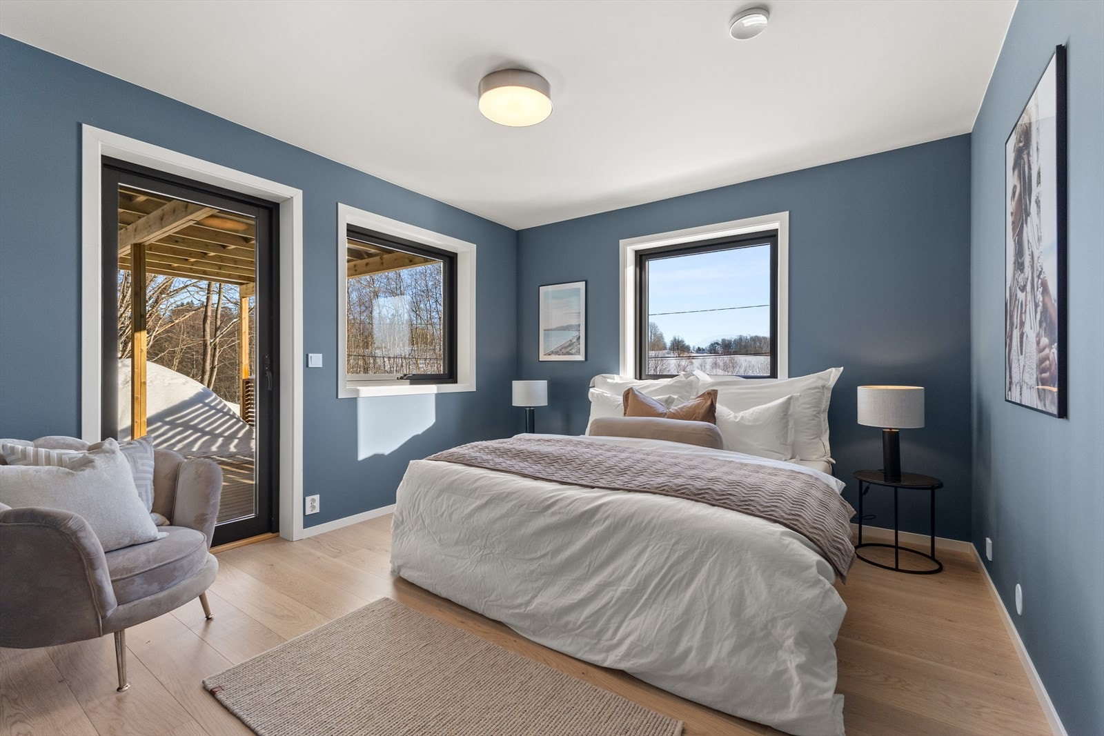 Hovedsoverommet er av god størrelse og har utgang til overbygd terrasse. Galleribilde