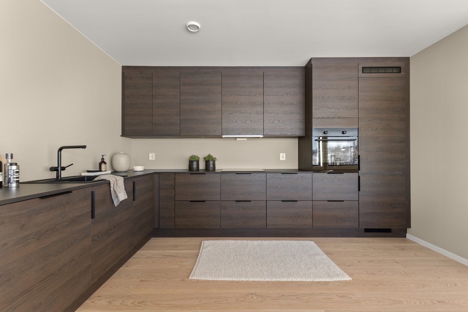 Det blir levert et pent kjøkken fra Strai med ventilator fra Røroshetta. Galleribilde