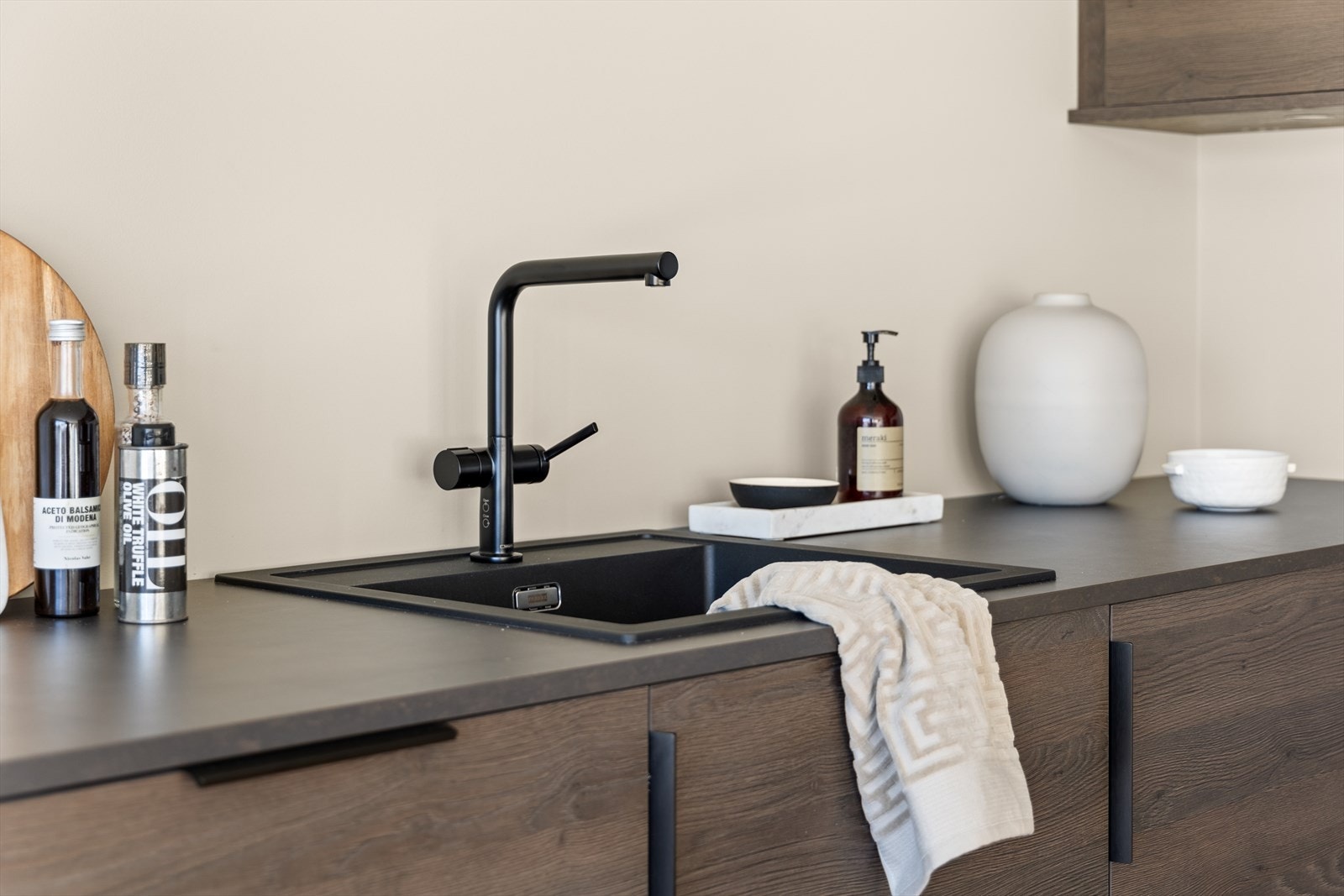 Benkeplaten er i laminat, modell Black Gold Metal Slate. Galleribilde