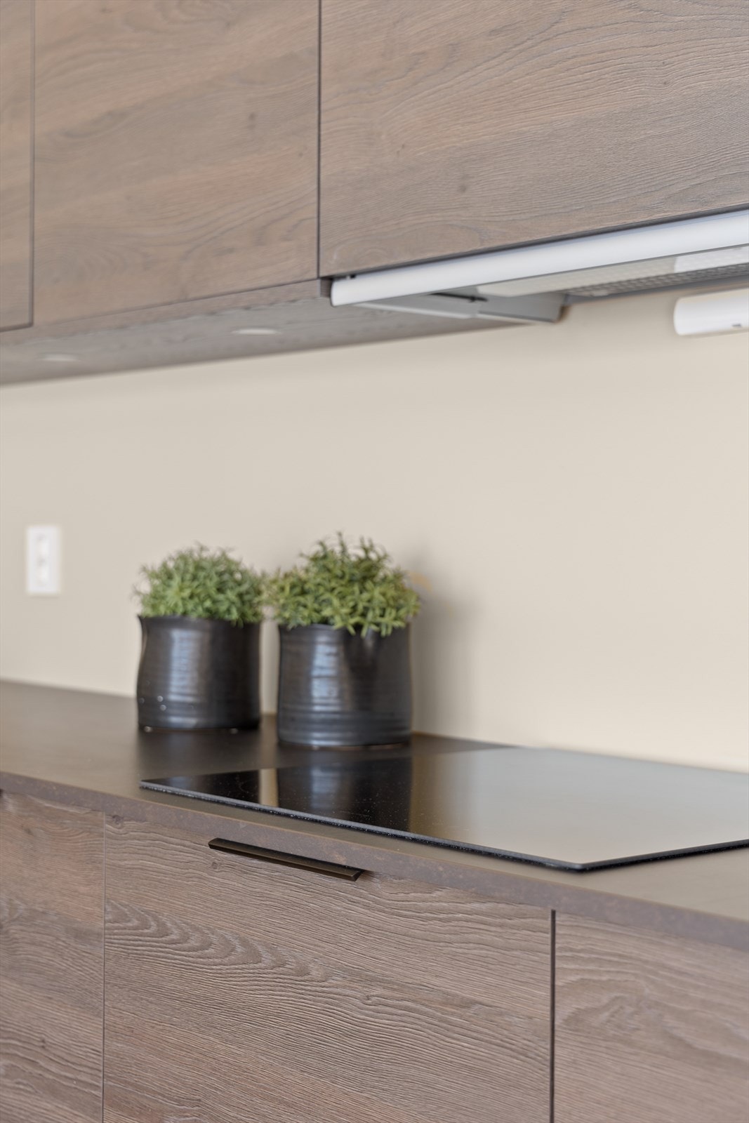 Kjøkkenmodell er Femunden og frontene er i mørkebrun Eik Dekor. Galleribilde