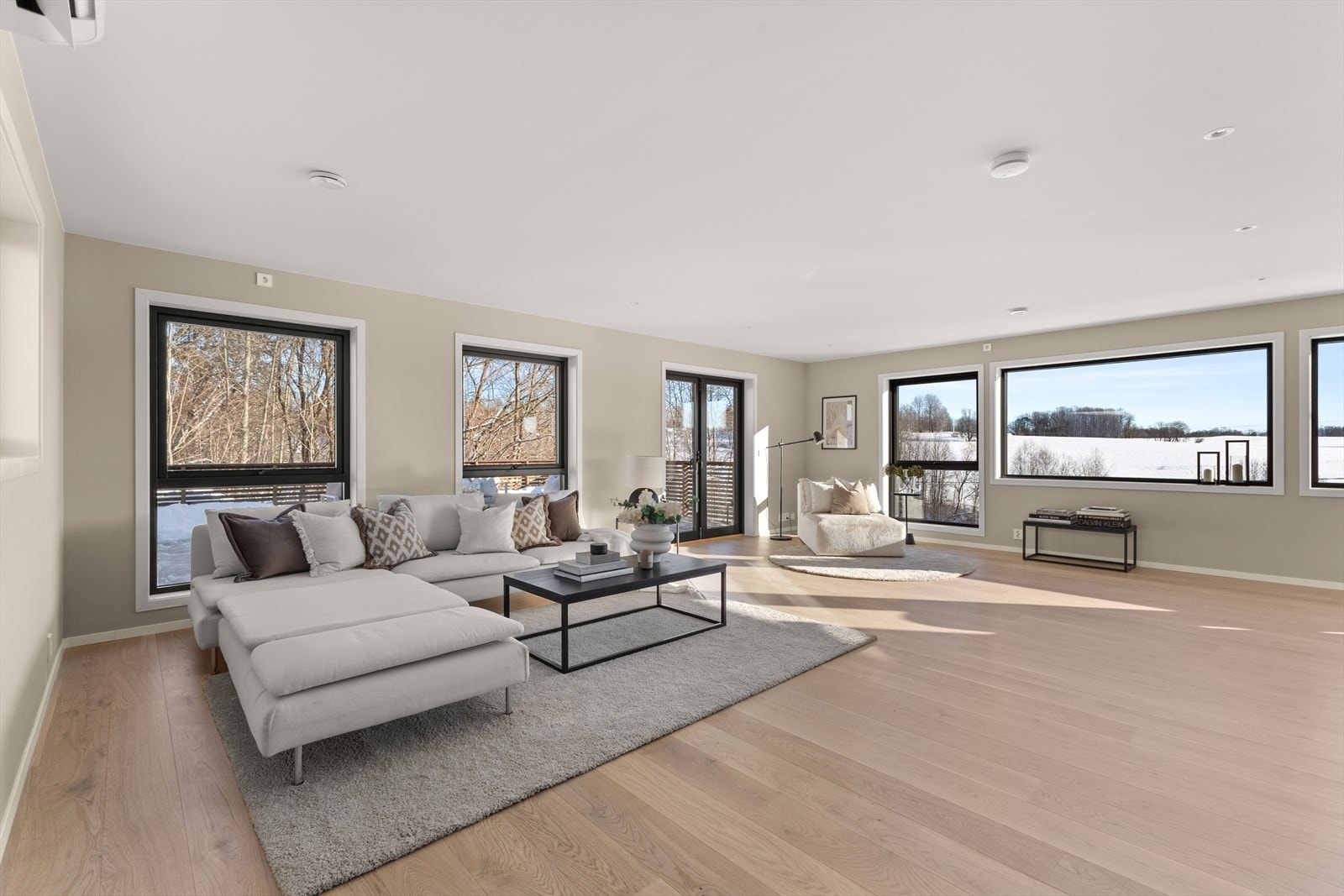 Store vindusflater og gjennomgående planløsning sikrer godt lysinnslipp. Galleribilde