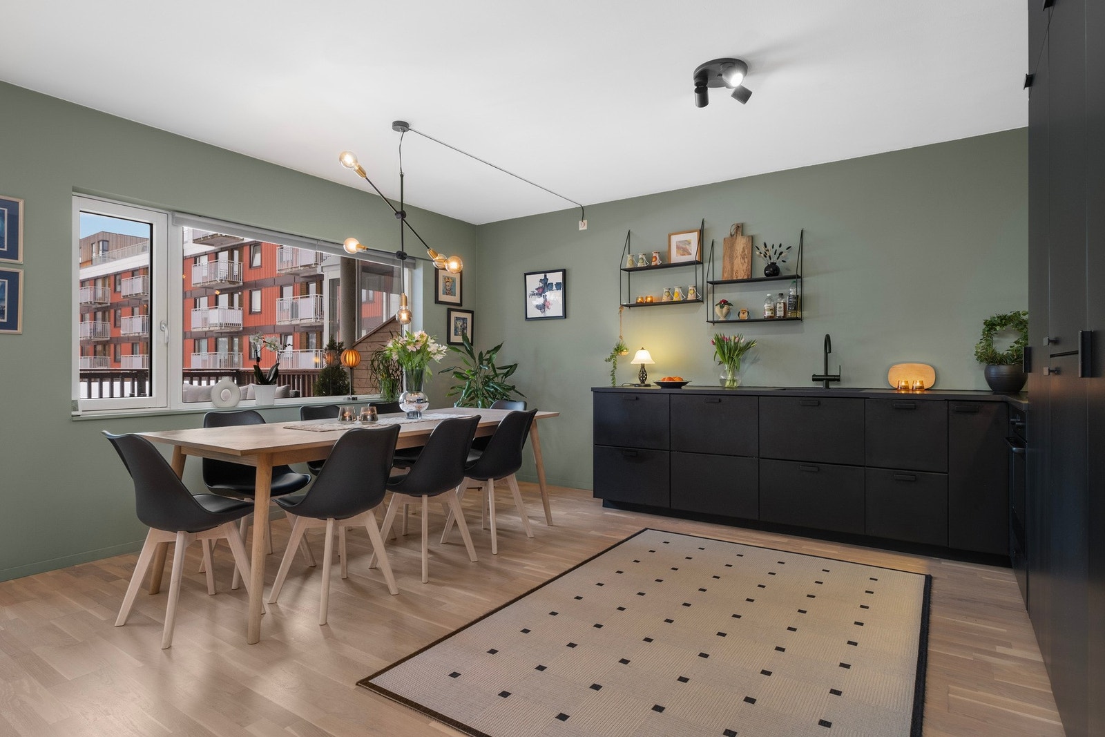 Stuens størrelse og utforming gir flere møbleringsmuligheter. Galleribilde